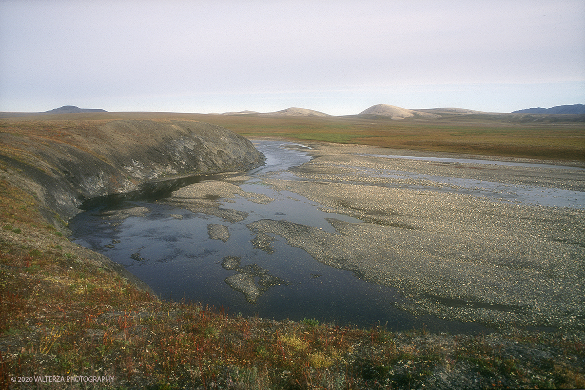  85 SIBERIA.jpg - Luglio/Agosto 1992. Siberia, terra dei Chukchi. Nell'oceano artico  125 Km a nord-est della penisola dei Chukchi (Siberia) c'Ã¨ l'isola di Wrangel, essa ospita piÃ¹ del doppio di specie vegetali (417) di qualsiasi territorio artico a paritÃ  di superficie nonchÃ¨ 30 specie diverse di uccelli oltre ad orsi polari, foche e trichechi ; per questo motivo   Ã¨ stata proclamata patrimonio dell'umanitÃ  dall'UNESCO. Nella foto la tundra nella parte sud dell'isola di Wrangel ricca di acque e di sorgive.